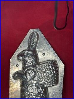 ANTIQUE EPPELSHEIMER 17 SITTING BUNNY RABBIT WITH BASKET CHOCOLATE MOLD 8000 a