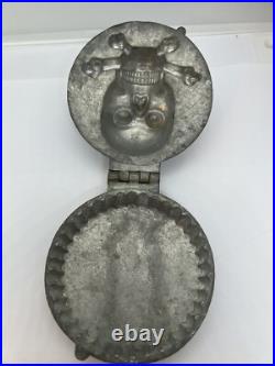 Antique Skull & Crossbones Medallion Pewter Chocolate Candy Ice Cream Mold #508