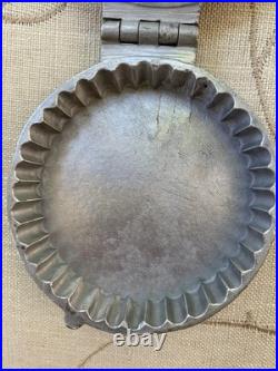 Antique Skull & Crossbones Medallion Pewter Chocolate Candy Ice Cream Mold #508