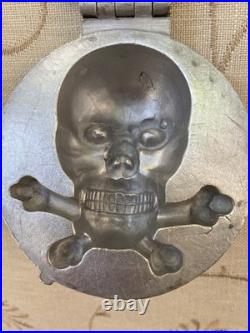 Antique Skull & Crossbones Medallion Pewter Chocolate Candy Ice Cream Mold #508