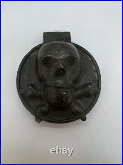 Antique Skull & Crossbones Medallion Pewter Chocolate Candy Ice Cream Mold #508